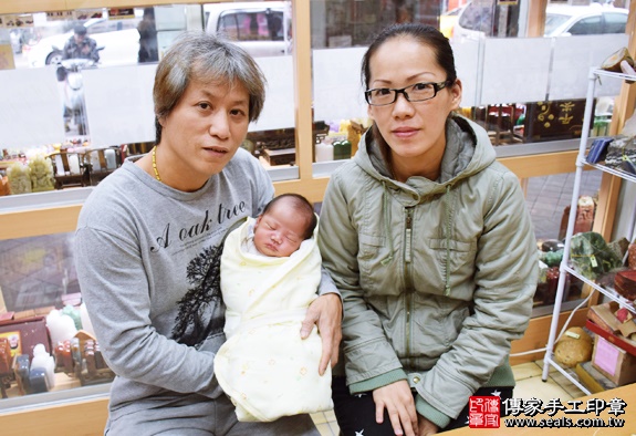 剃胎毛、滿月剃頭、嬰兒剃頭、嬰兒理髮、嬰兒剃髮、嬰兒剃胎毛、嬰兒滿月剃頭、寶寶剃頭、剃胎毛儀式、剃胎毛吉祥話、滿月剃頭儀式、滿月剃頭吉祥話、寶寶剃胎毛、寶寶滿月剃頭理髮、新北永和區剃胎毛、新北永和區滿月剃頭、新北永和區嬰兒剃頭剃胎毛、新北永和區嬰兒理髮、新北永和區嬰兒剃髮、梁寶寶(新北永和區嬰兒寶寶滿月剃頭理髮、免費嬰兒剃胎毛儀式吉祥話)。中國風會場，爸媽寶貝免費穿「日中韓」古裝禮服。專業拍照、DVD光碟、證書。★購買「臍帶章、肚臍章、胎毛筆刷印章」贈送：剃頭、收涎、抓周，三選一。2016.01.02 照片2